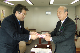 社内で集められた募金を寄付する様子 (NTT東日本 千葉支店グループ)
